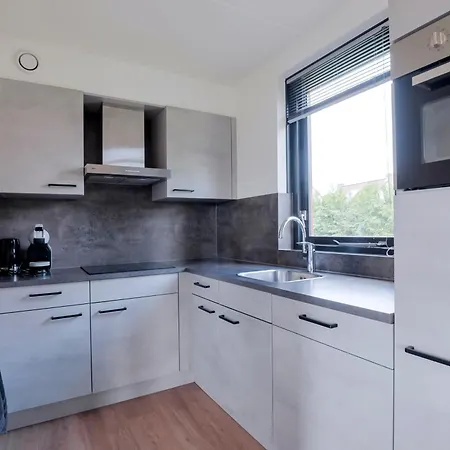 6 - Persoons Lakeside 11 *