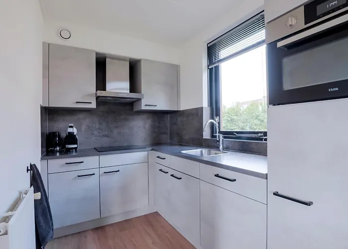 6 - Persoons Lakeside 11 *